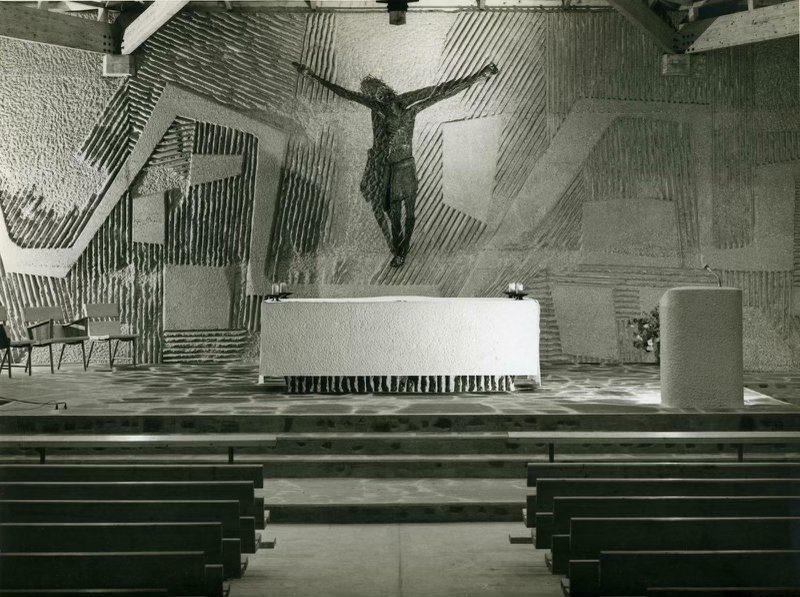 Chœur de l'église Saint-Luc, Christ en fers à béton
